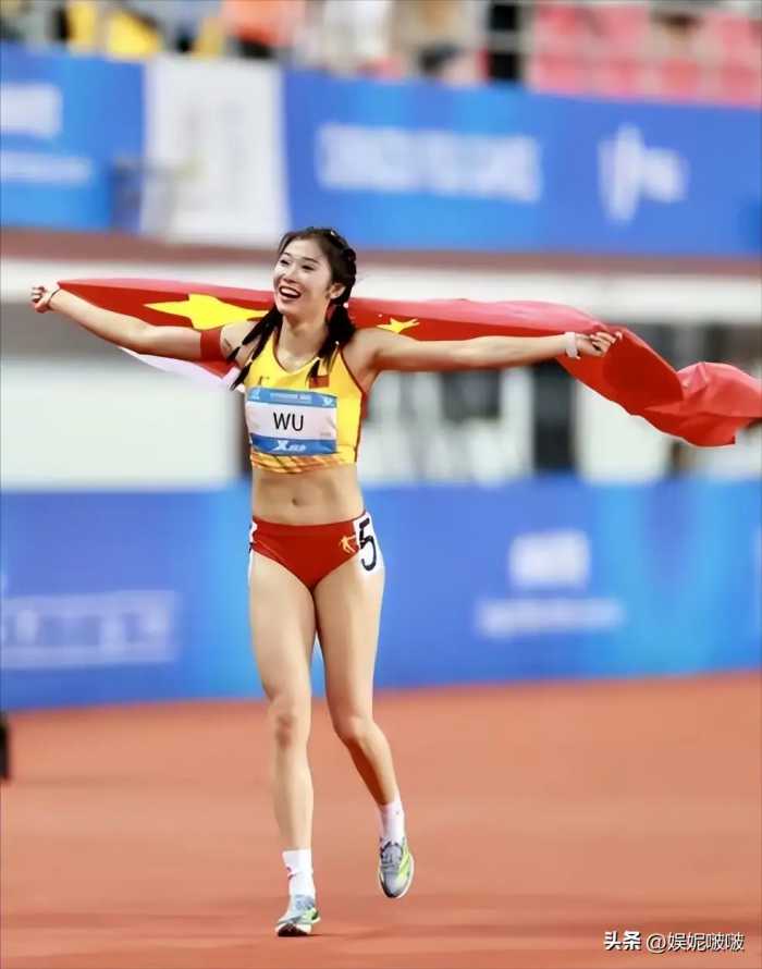 太美了！吴艳妮穿连体训练服备战100米栏，皮肤白皙满屏大长腿